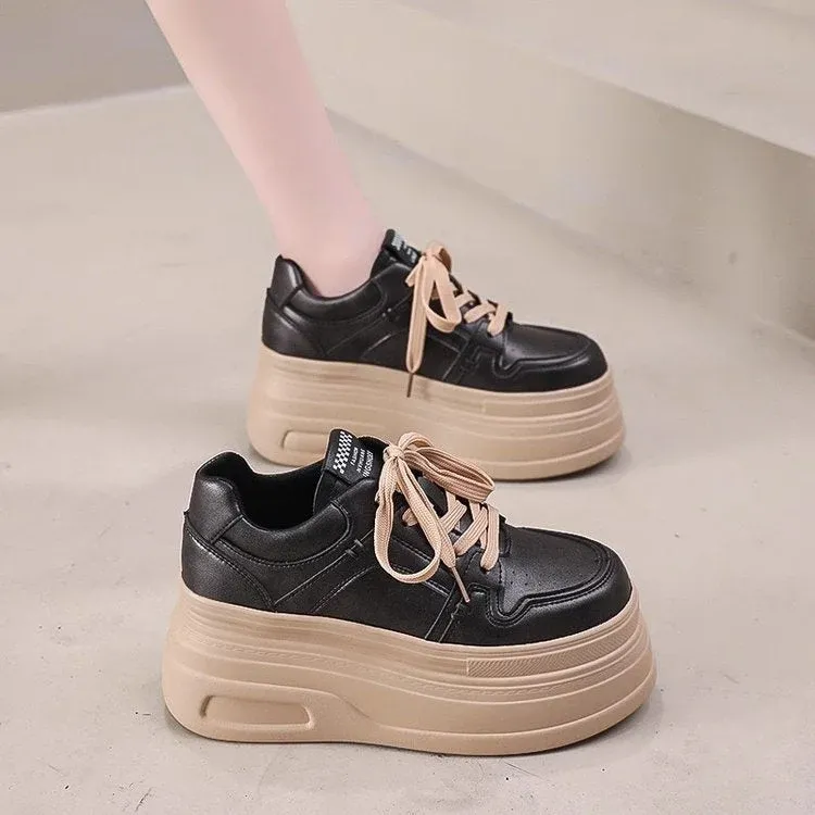 Damen Plateausneaker mit robustem Obermaterial und modischer Schnürung – Névara