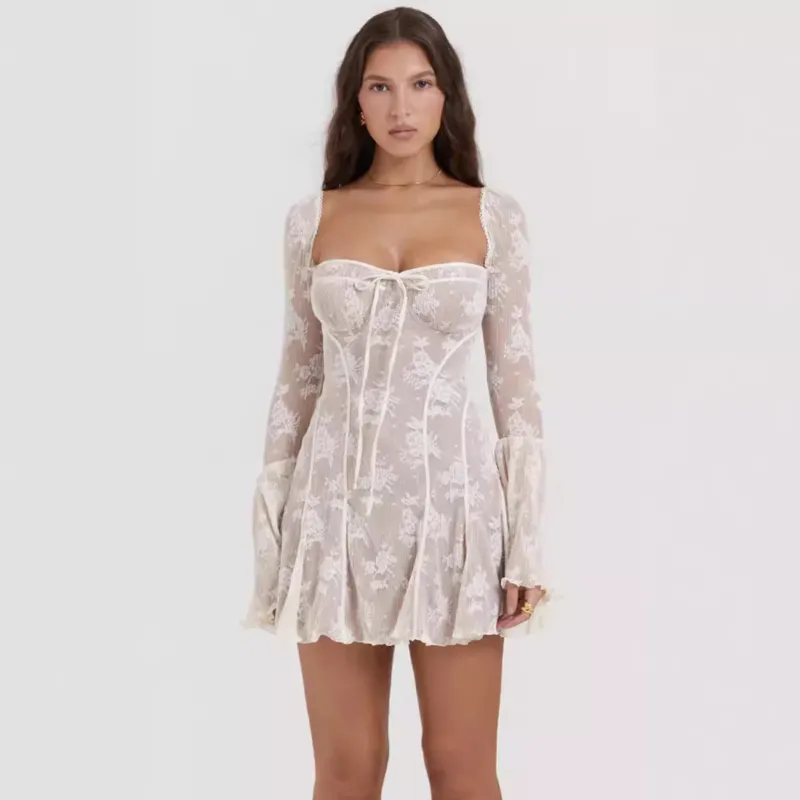 Damen romantisches Spitzenkleid mit Schnürung und flared Ärmeln – Élara