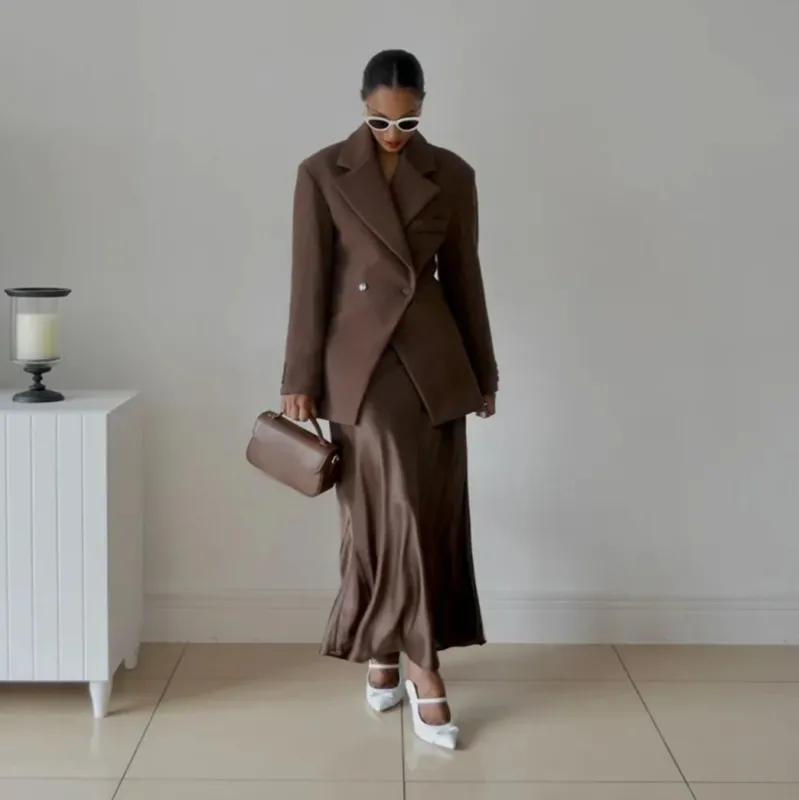 Damen 400+ langer Wollmix‑Blazer mit markanten Schultern und Hemdkragen Echo Archiv