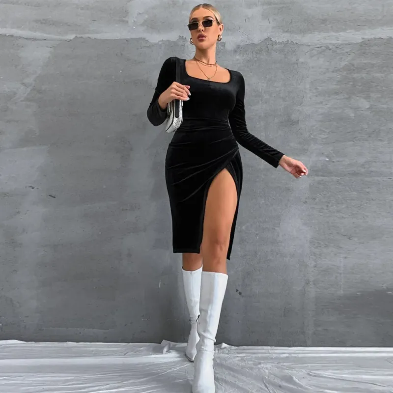 Damen Samt-Midikleid mit quadratischem Ausschnitt, taillierter Raffung und hohem Seitenschlitz – Élara