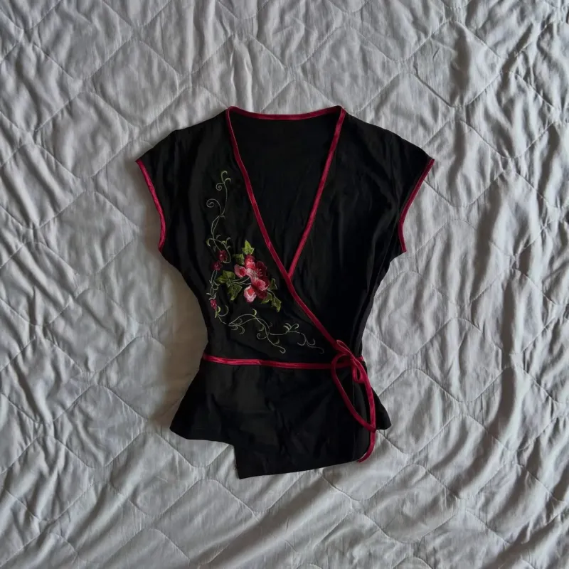 Damen Blusenkleid mit floralen Stickereien – Élara
